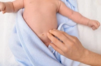 Trẻ sơ sinh bị đau bụng về đêm: Nguyên nhân và giải pháp